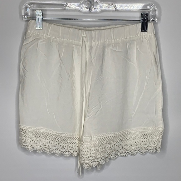 Heart Hips White Lace Hem Woven Shorts NWT - Picture 1 of 11